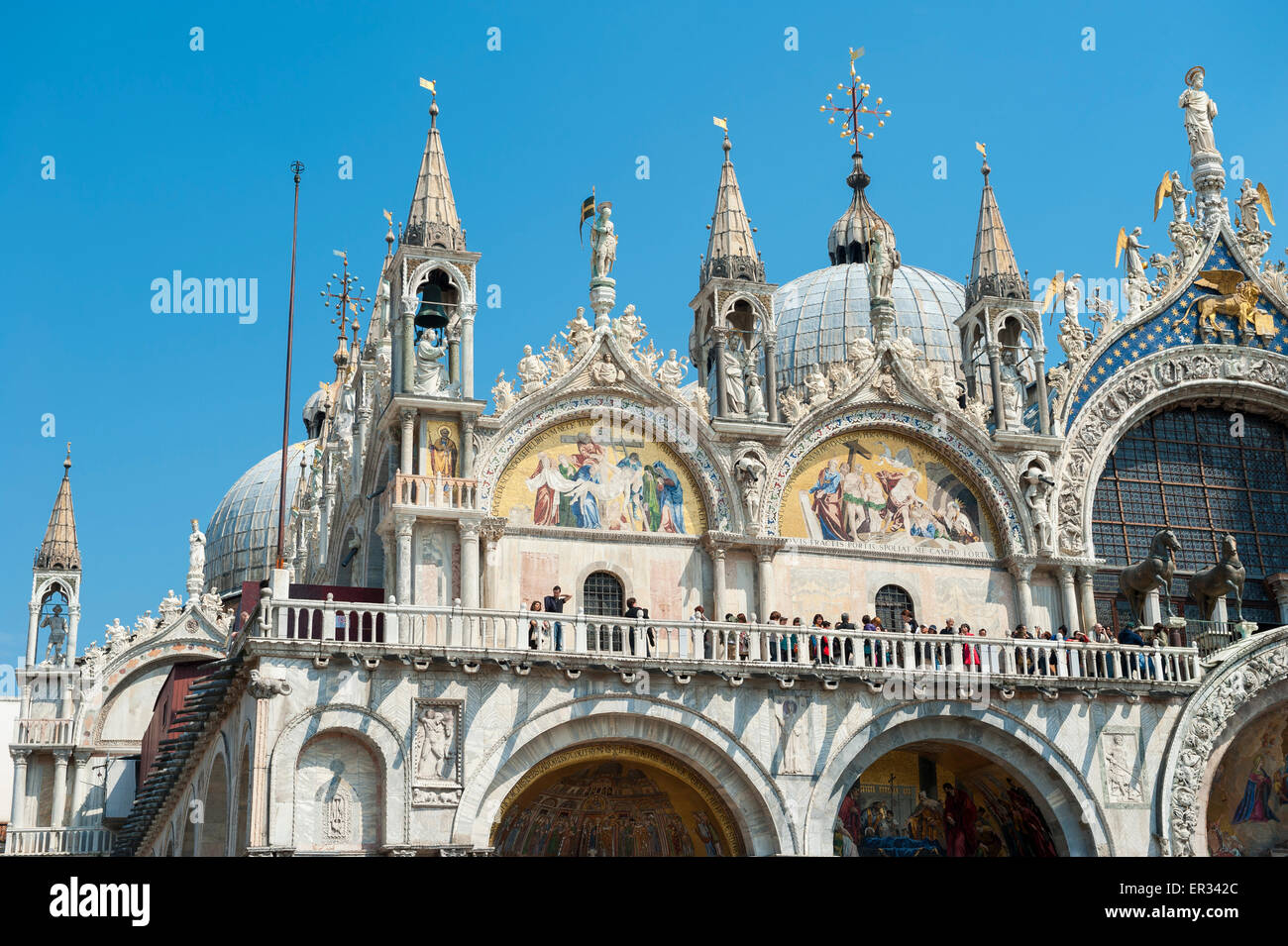 Venezia, Italia - 17 Aprile 2013: turisti esaminare la complessa architettura bizantina a la Basilica di San Marco. Foto Stock