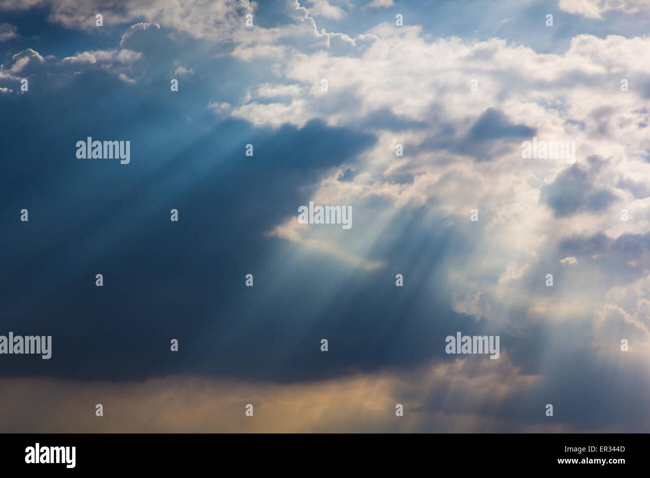 Sun Ray attraverso la foschia su sky può essere utilizzato come sfondo e aspetto drammatico Foto Stock
