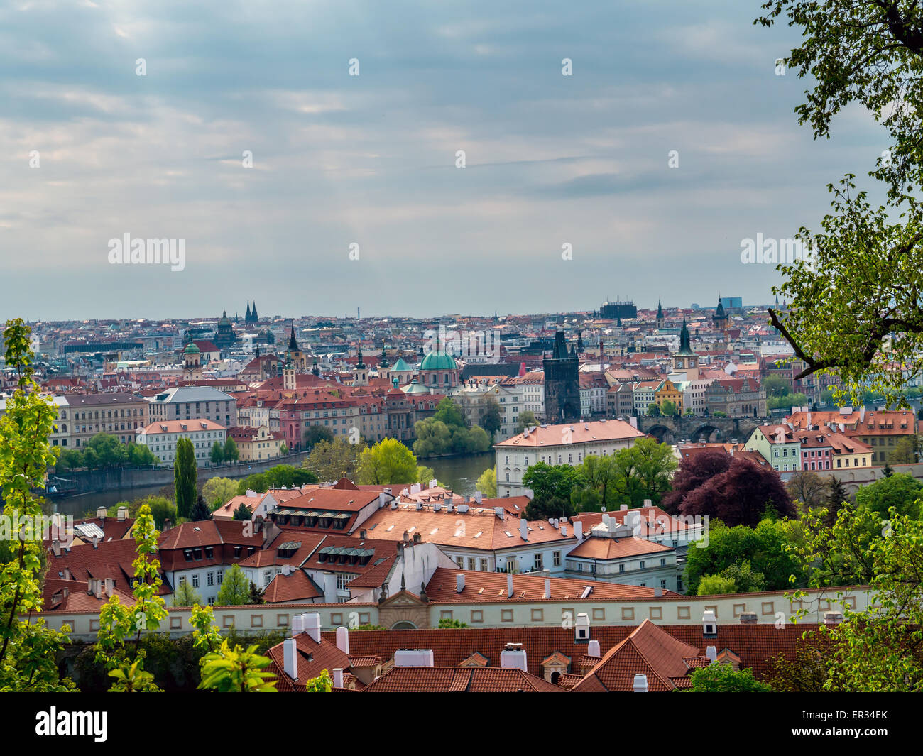 Vista panoramica della Città Vecchia di Praga con il Ponte Carlo, Praga, Repubblica Ceca Foto Stock