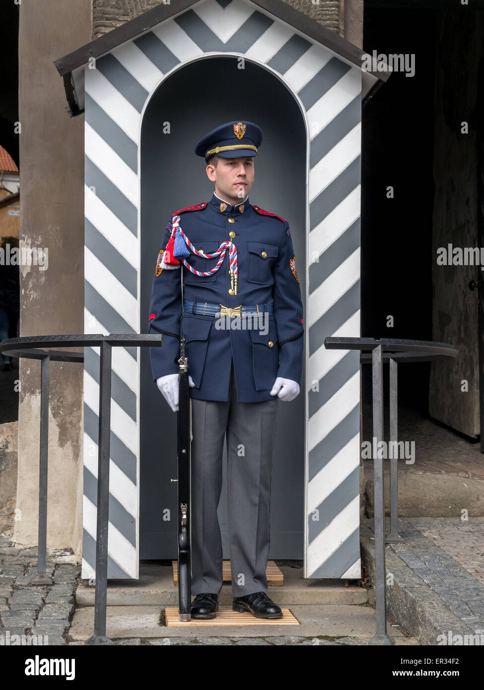 Praga, Repubblica ceca - Maggio 02, 2015: La Guardia d'onore del palazzo presidenziale di castello di Praga Foto Stock