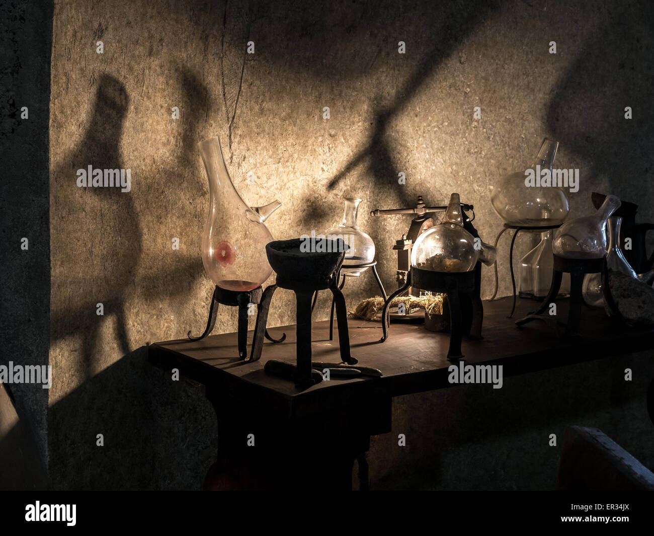 Antico alchimista workshop con gli strumenti e le attrezzature Foto Stock