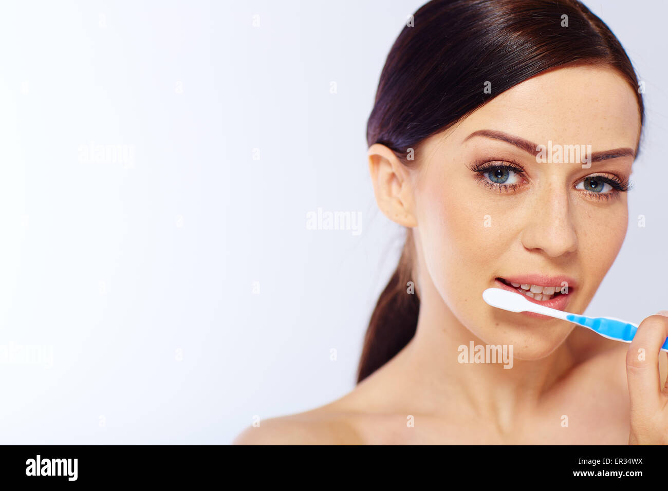 Giovane donna con uno spazzolino da denti Foto Stock