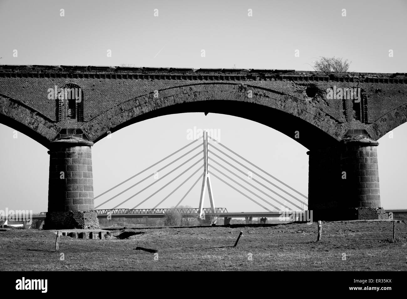 L'Europa, in Germania, in Renania settentrionale-Vestfalia, Wesel, il Niederrhein ponte che attraversa il fiume Reno e il vecchio ponte della ferrovia che w Foto Stock