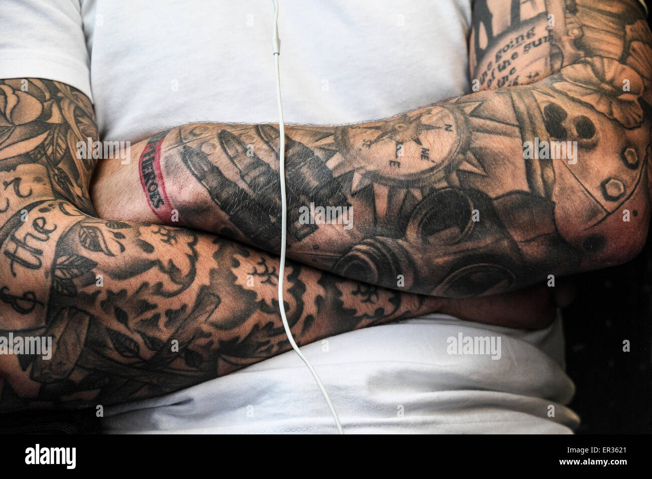 Un uomo con pesantemente tatuato bracci. Foto Stock