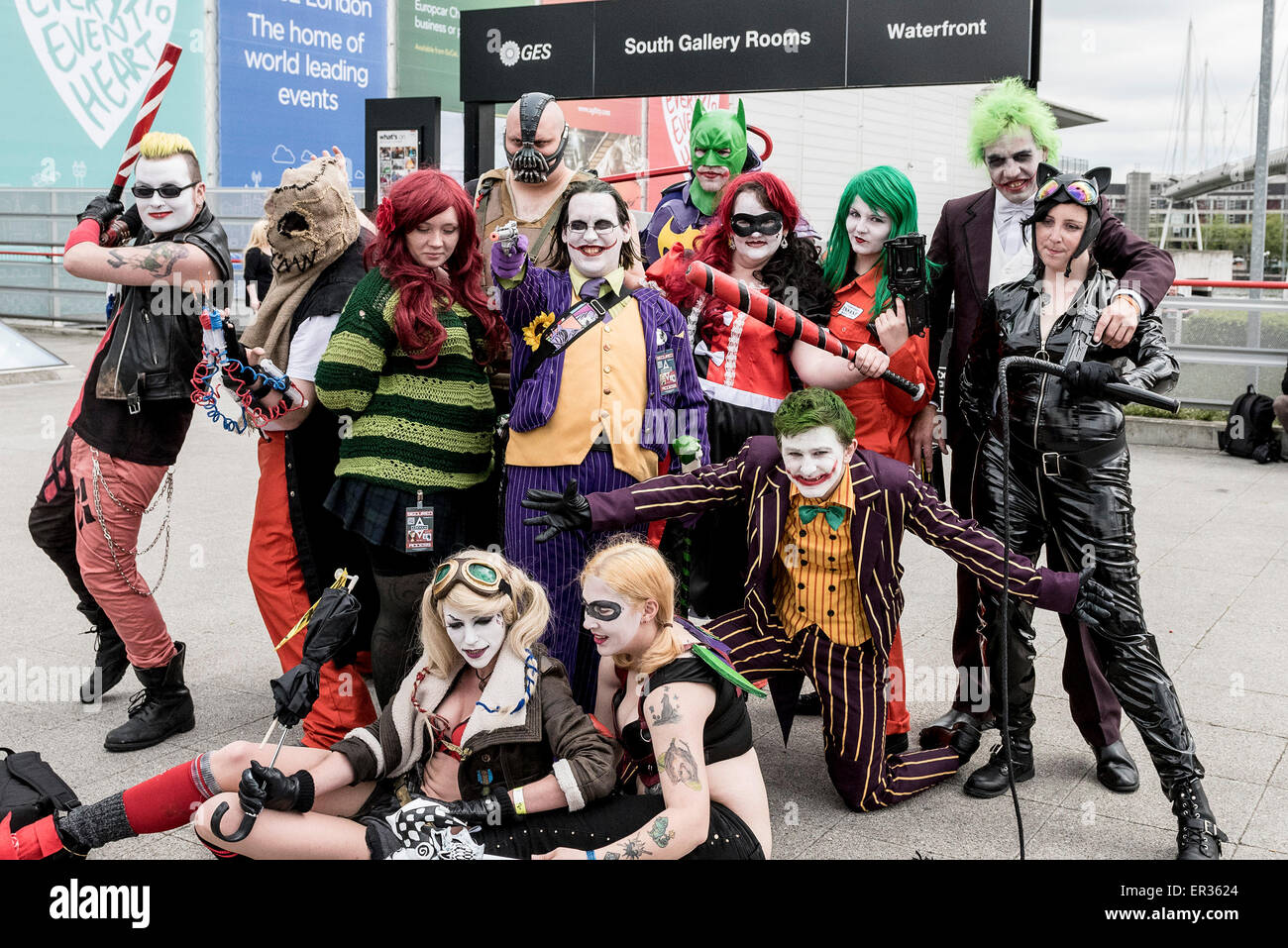 Un gruppo di appassionati di cosplay che frequentano il sistema MCM London Comic Con al centro Excel. Foto Stock