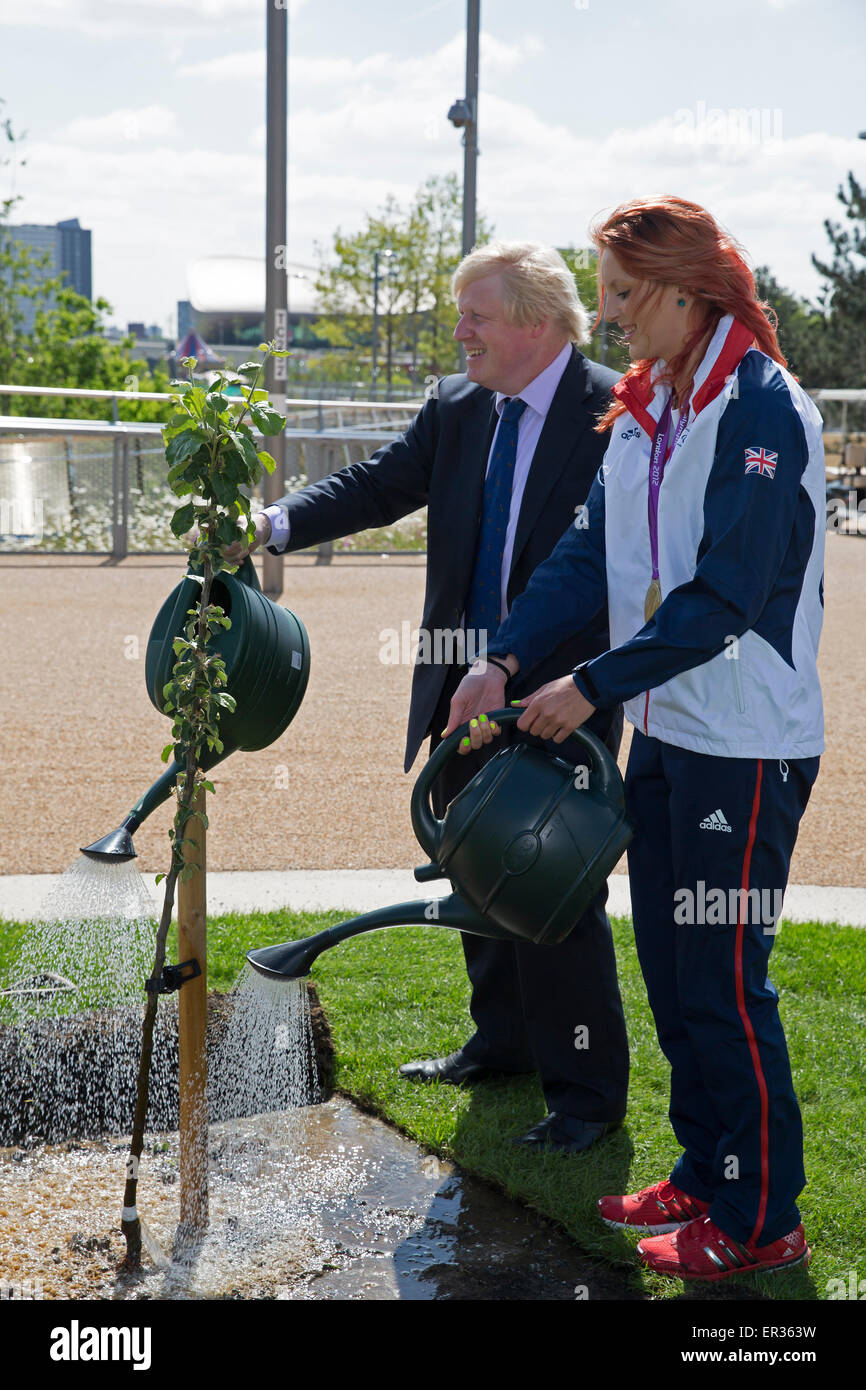 Il sindaco di Londra Boris Johnson è stato affiancato da oro paralimpico medallist Jessica Jane Applegate ha MBE, all'acqua il nuovo albero piantato in Mandeville Place frutteto di Queen Elizabeth Olympic Park. Foto Stock