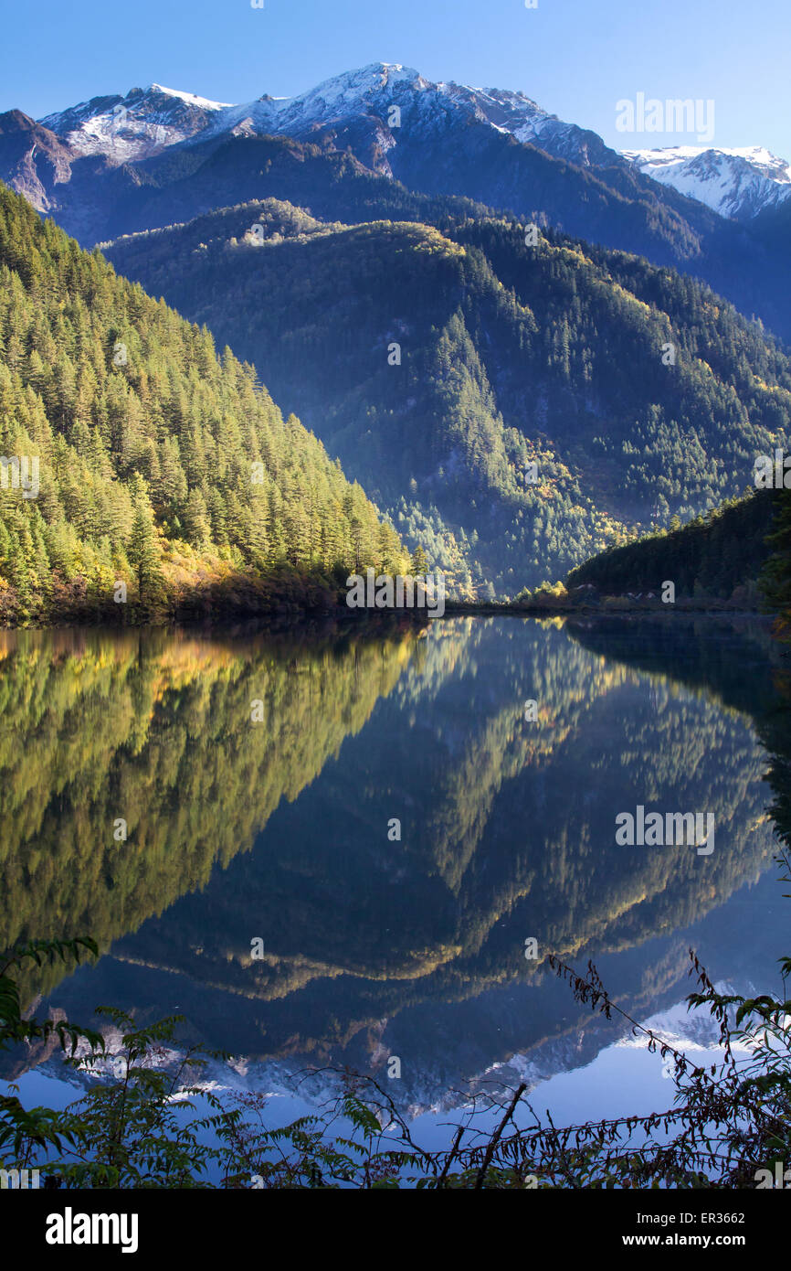 Mirror lake con vista montagna a Jiuzhaigou Scenic Area, Sichuan, in Cina Foto Stock