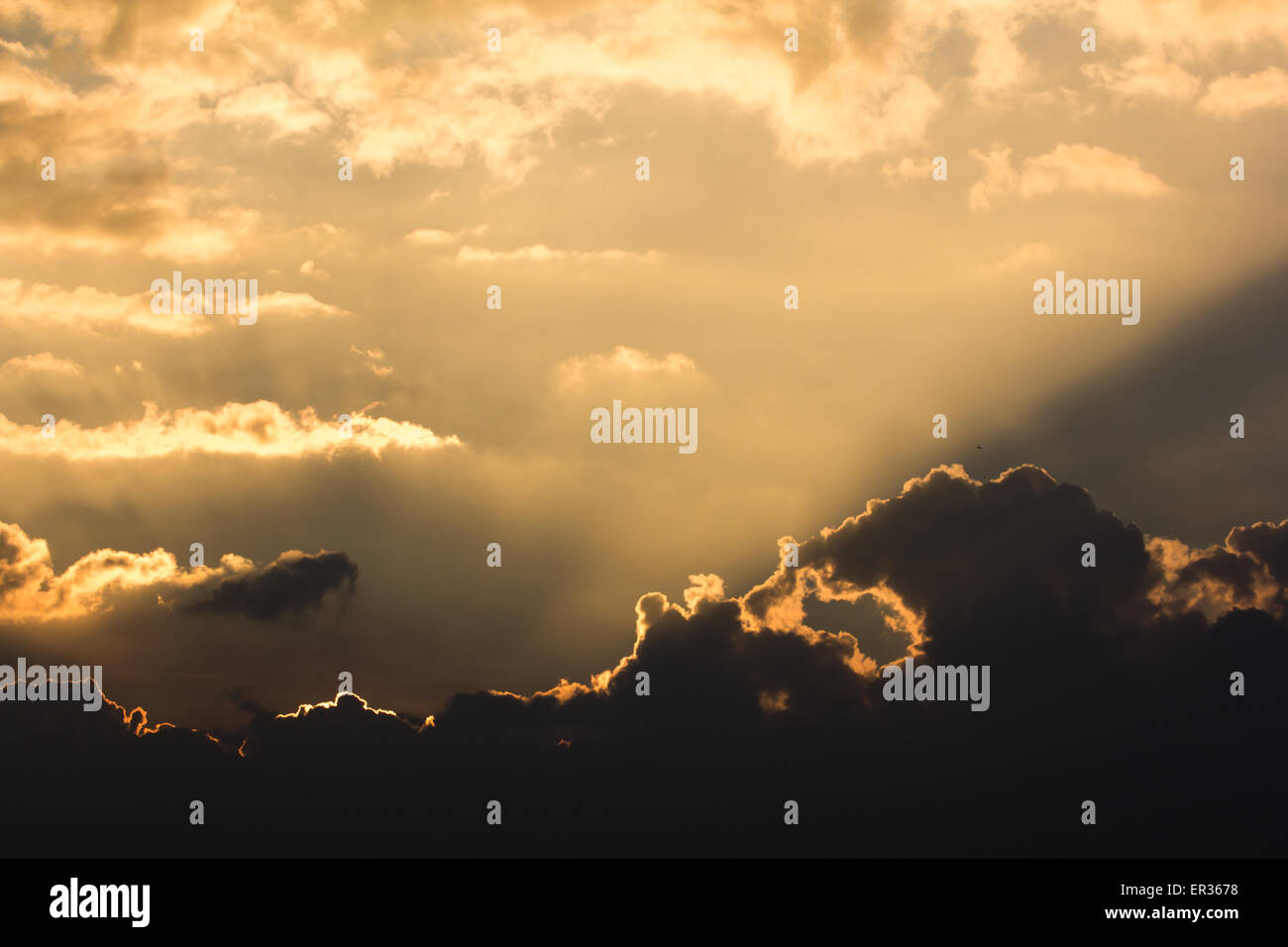 Fascio Sunray dietro il cloud su sky Foto Stock