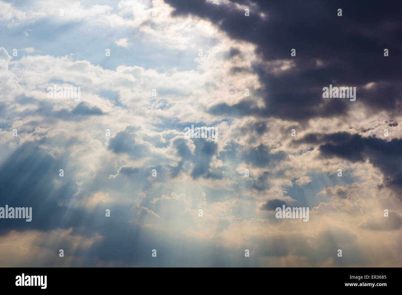 Sunray attraverso la foschia su sky può essere utilizzato come sfondo e aspetto drammatico Foto Stock