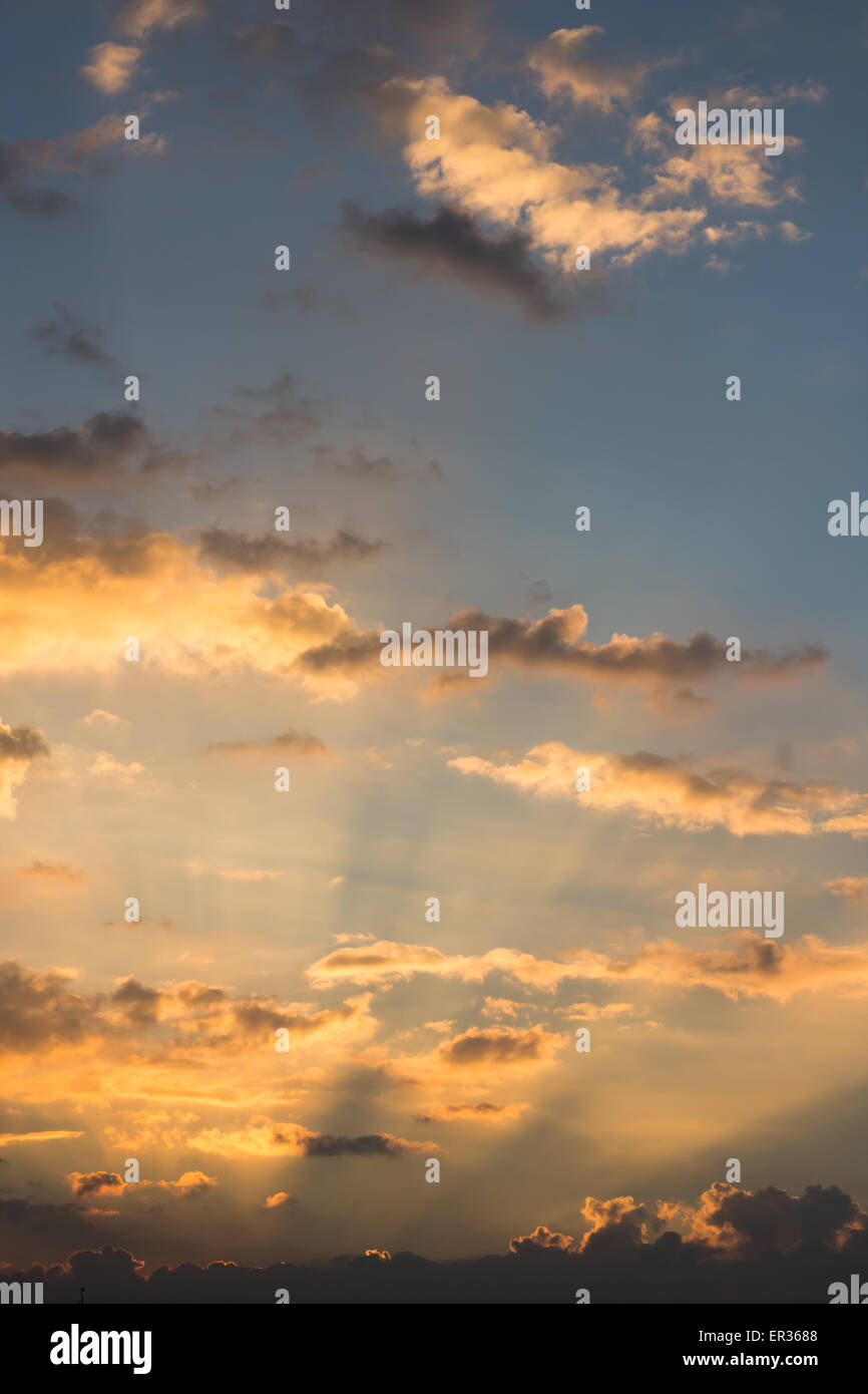 Fascio Sunray dietro il cloud su sky Foto Stock