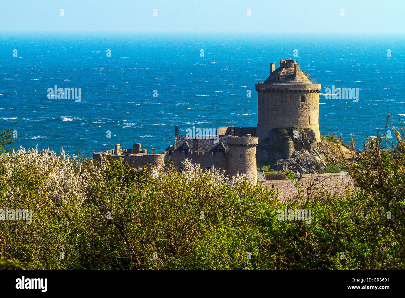 Francia Bretagna, Baia de la Fresnaye, Fort La Latte Rocca del XIV secolo, suggestiva costruzione a picco sul mare che per le sue caratteristiche è stata scelta come location per molti film compresi i Vichinghi nel 1958 e anche i video musicali. Foto Stock
