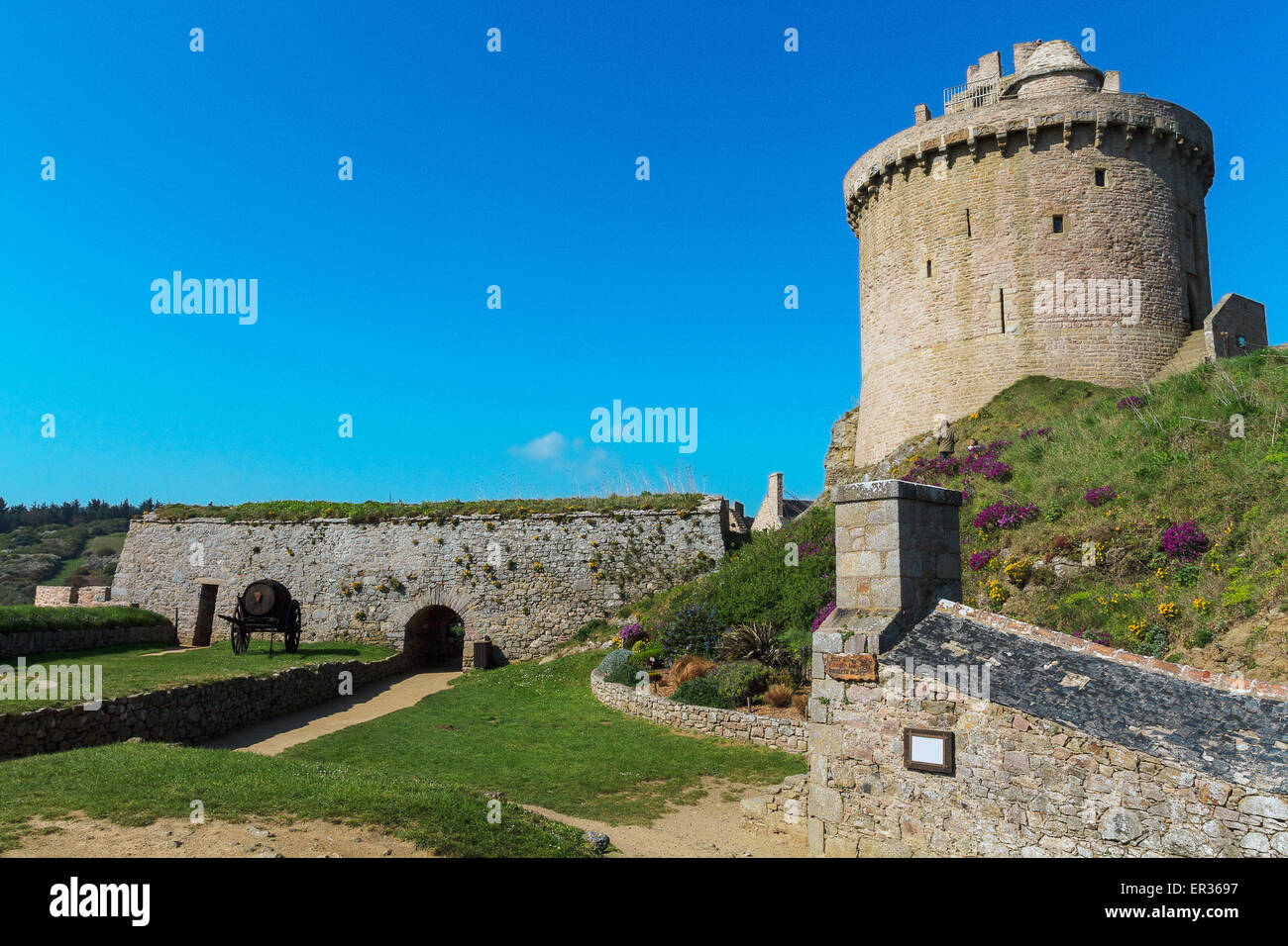 Francia Bretagna Fort La Latte Rocca del XIV secolo, suggestiva costruzione a picco sul mare che per le sue caratteristiche è stata scelta come location per molti film compresi i Vichinghi nel 1958 e anche i video musicali.La torre principale del fort Foto Stock