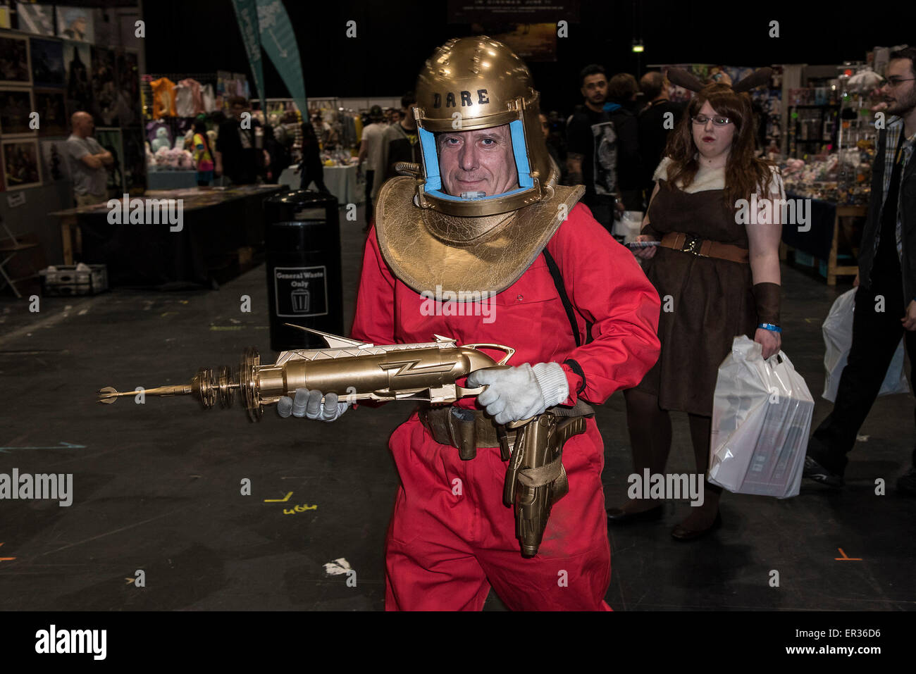 Un Dan osare enthusiast frequentando il MCM London Comic Con al centro Excel. Foto Stock