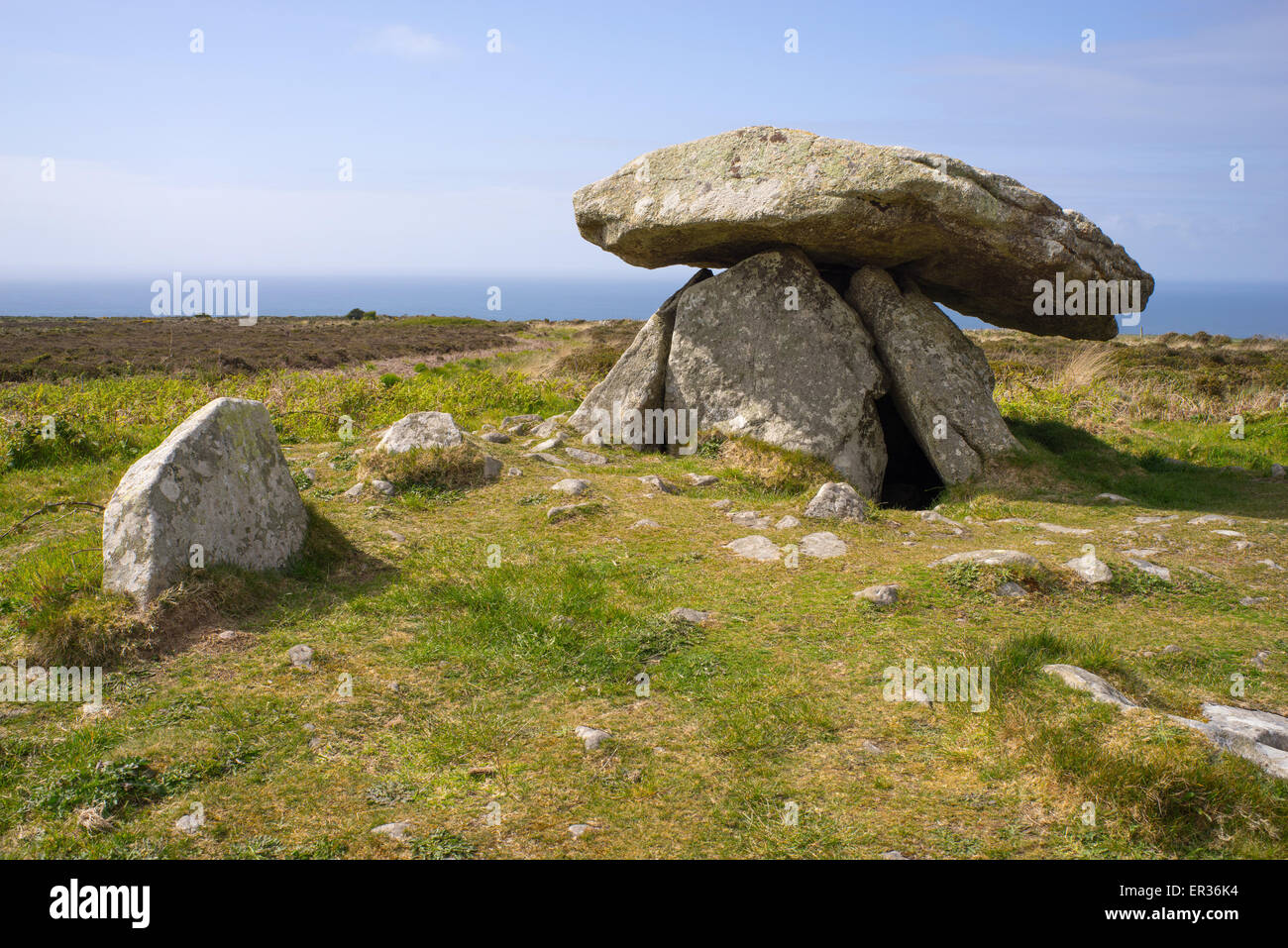 Chun Quoit Neolitico camera di sepoltura costruzione pietre, Cornwall Inghilterra. Foto Stock