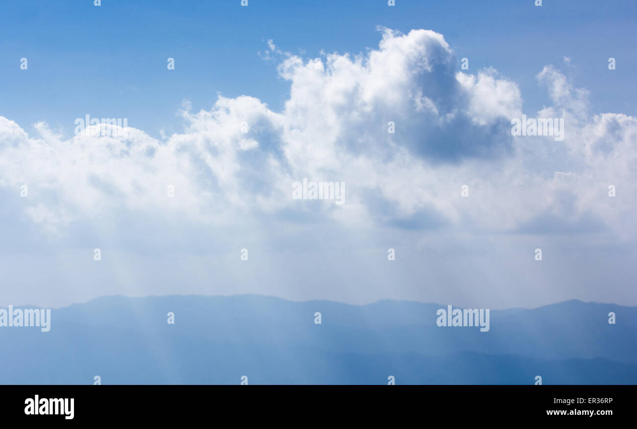 Sunray attraverso il cloud su sky può essere utilizzato come sfondo e aspetto drammatico Foto Stock