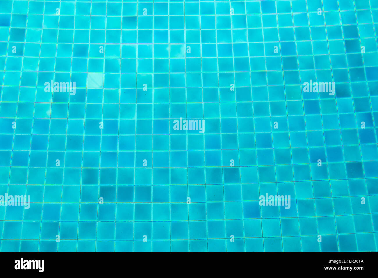 Blu di piastrelle a mosaico sul terreno della piscina Foto Stock