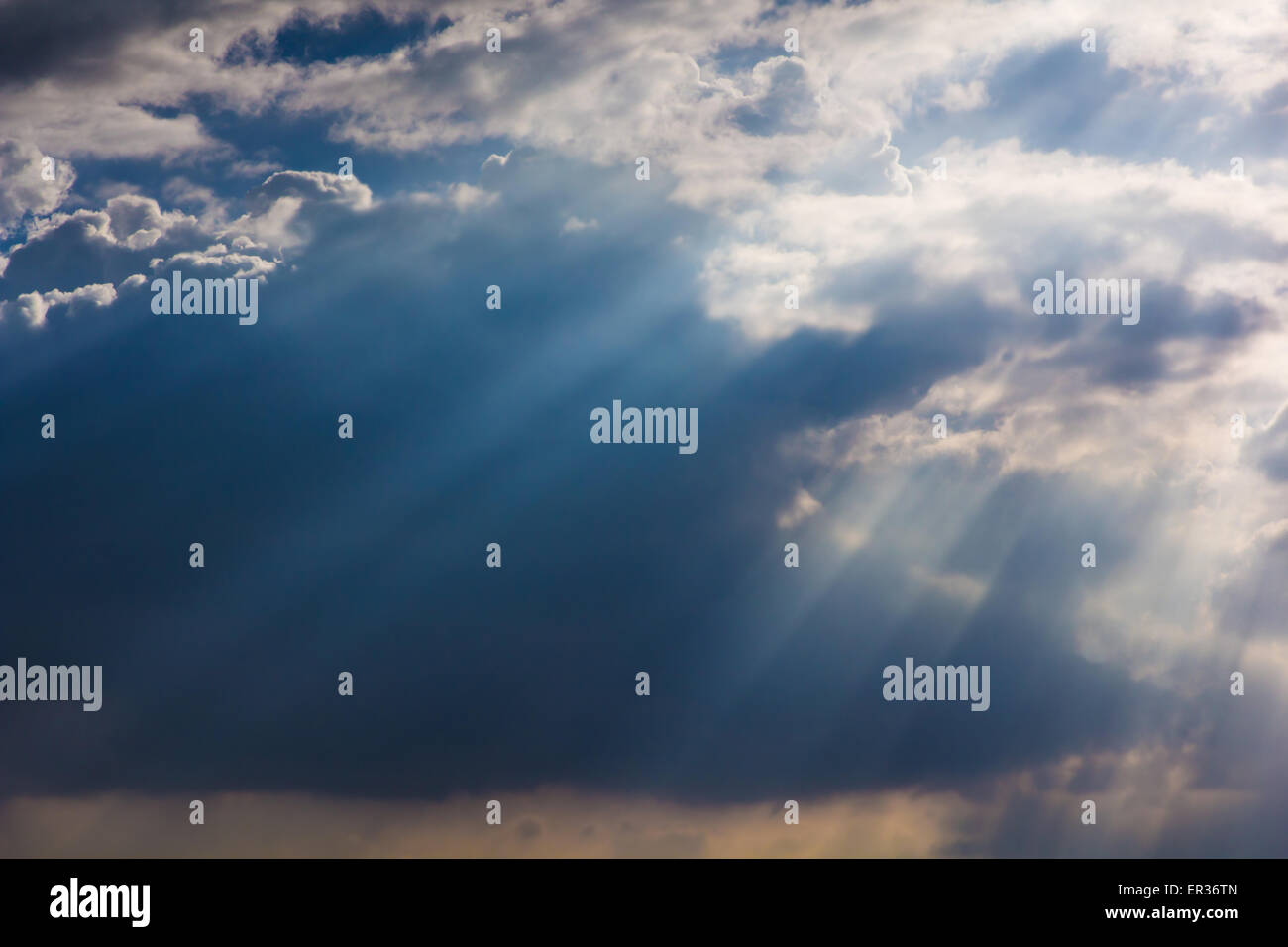 Sunray attraverso la foschia su sky può essere utilizzato come sfondo e aspetto drammatico Foto Stock