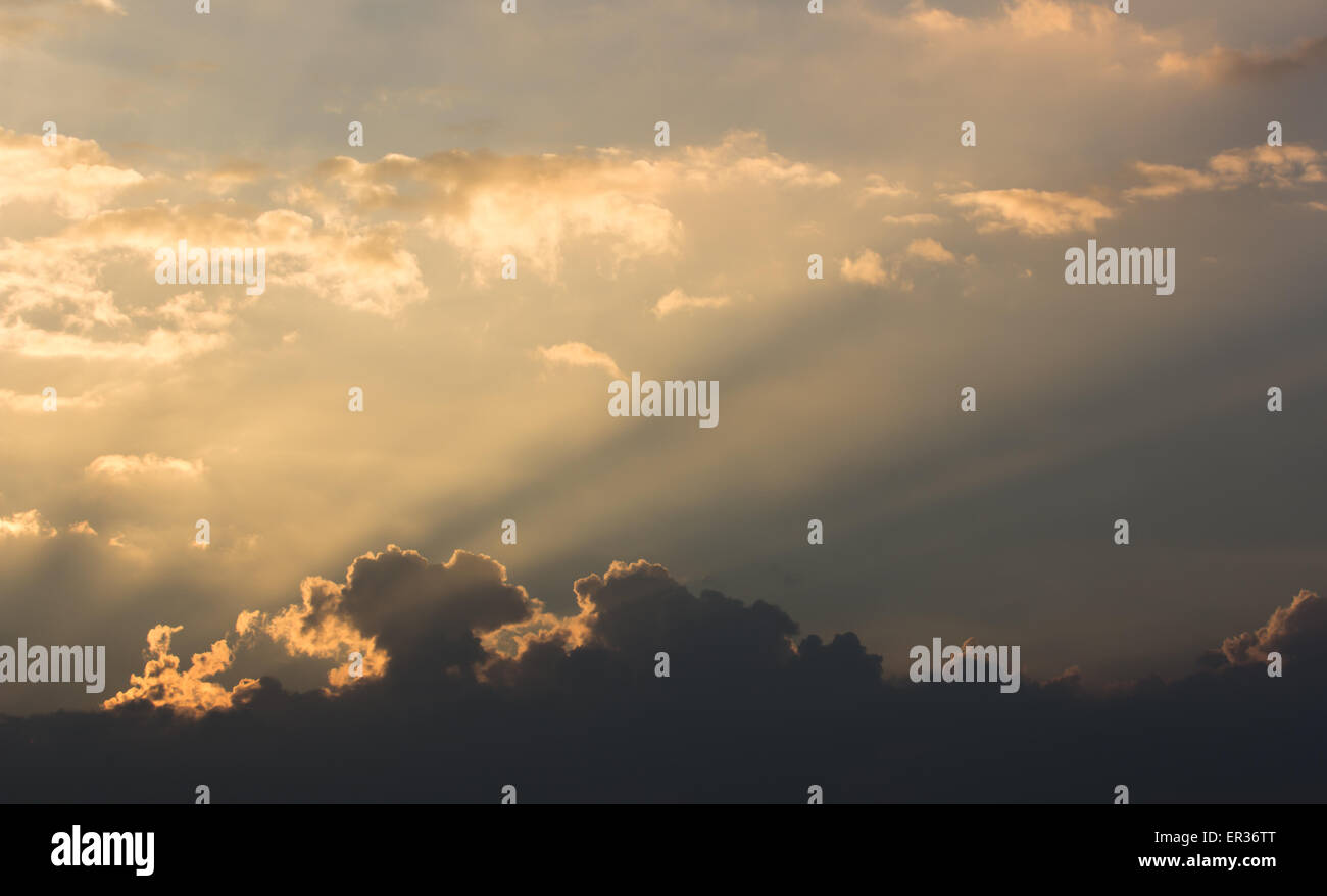 Fascio Sunray dietro il cloud su sky Foto Stock