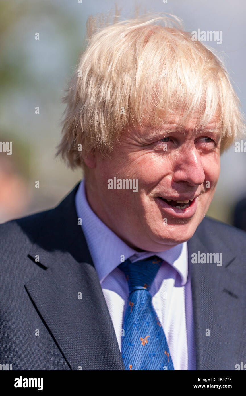 Londra, Regno Unito. Il 26 maggio 2015. Per contrassegnare albero a Londra la settimana, Boris Johnson, sindaco di Londra, piantate finale di alberi da frutto in Mandeville Place, Queen Elizabeth al Parco Olimpico del nuovo frutteto. Il frutteto è composta di 55 nuovi alberi da frutto, tra cui uno per ciascuna della medaglia d'oro dei vincitori presso il London 2012 Giochi Paralimpici. Credito: Stephen Chung / Alamy Live News Foto Stock