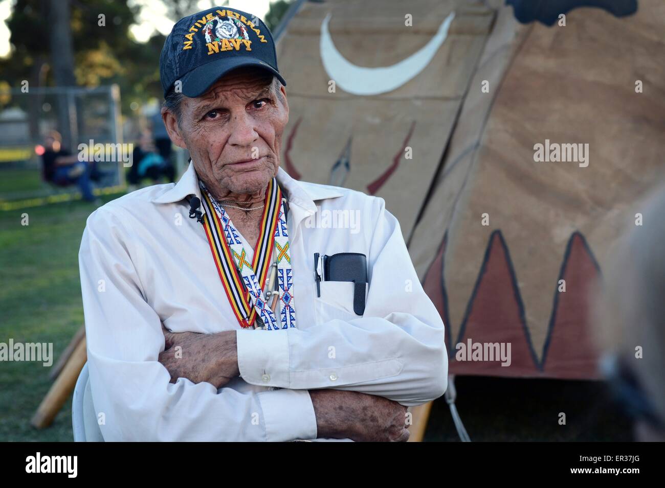 Nativi americani e la marina II Guerra Mondiale veterano Paul Duronslet, un Cherokee durante l annuale Giornata del Patrimonio Pow Wow Novembre 25, 2014 nella porta del sud della California. Foto Stock