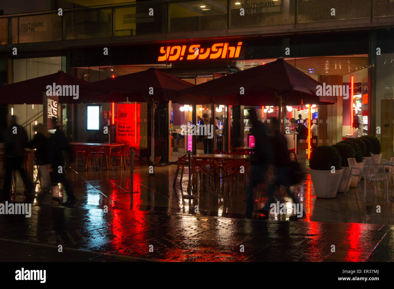 Il ramo di Yo! Il Sushi nella Southbank di Londra di notte sotto la pioggia. Foto Stock