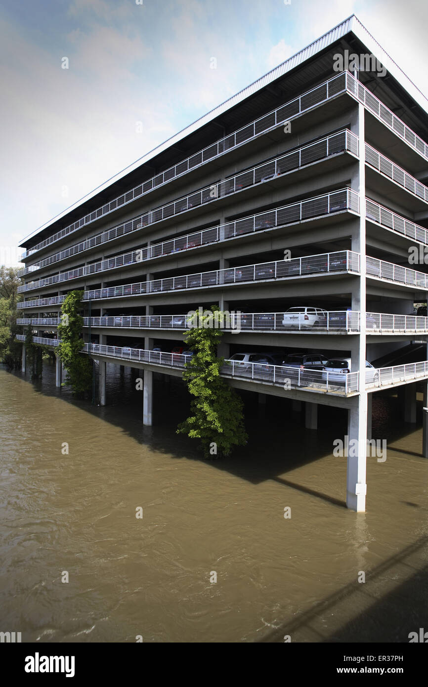 DEU, la Germania, la zona della Ruhr, inondazioni del fiume Ruhr, 24. Agosto 2007 presso la città di Wetter, afloated garage parcheggio. DEU, Deutschl Foto Stock