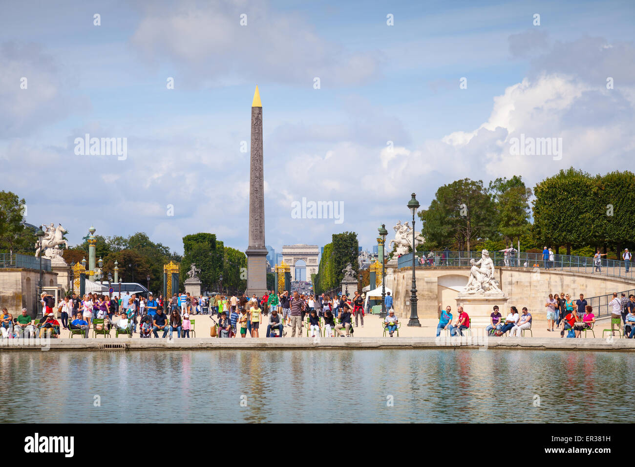 Parigi, Francia - 09 agosto 2014: Stagno nel Jardin des Tuileries con pochi turisti, vista sull Avenue des Champs Elysees e luogo Foto Stock