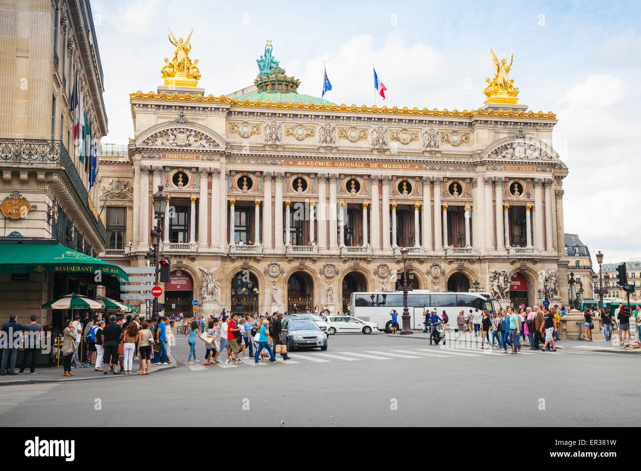 Parigi, Francia - 09 agosto 2014: Palais Garnier, Old Opera house a Parigi con la gente a piedi e auto sulla strada Foto Stock