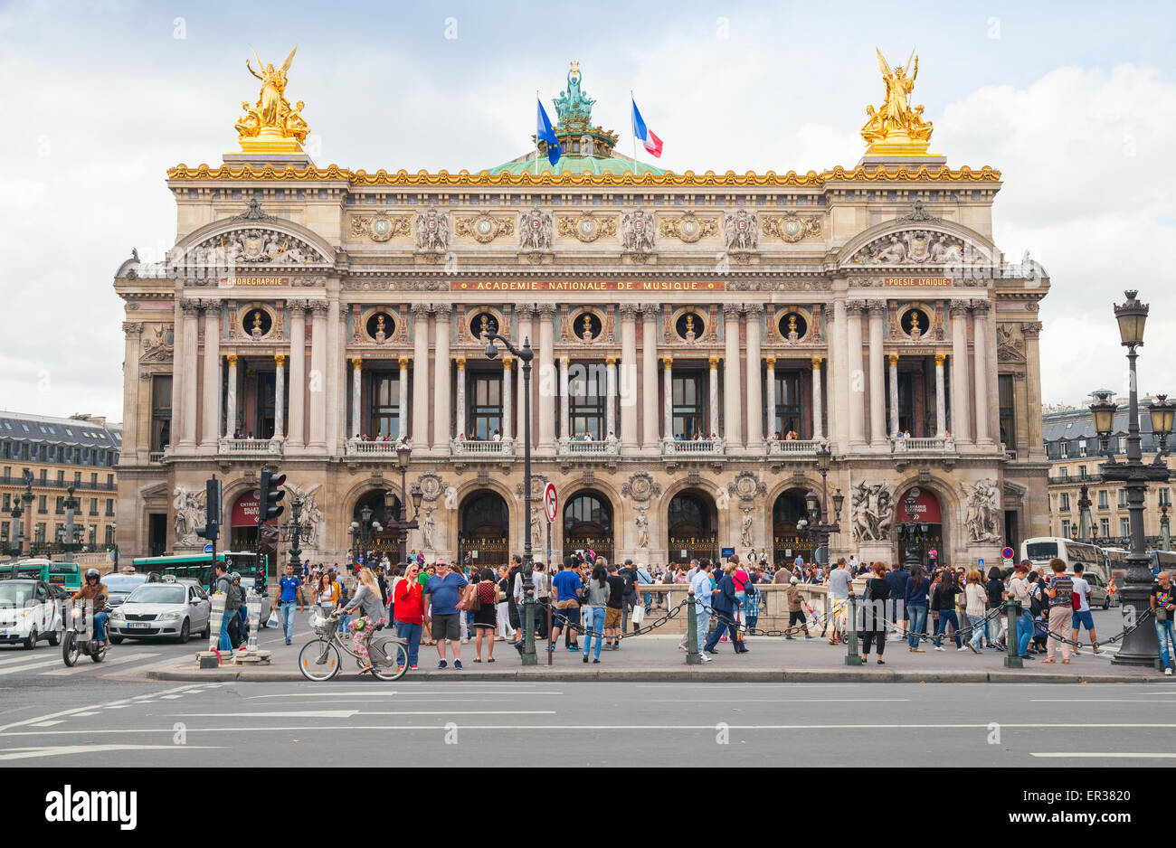 Parigi, Francia - 09 agosto 2014: Palais Garnier, vista frontale della vecchia Opera house a Parigi con la gente a piedi e automobili Foto Stock