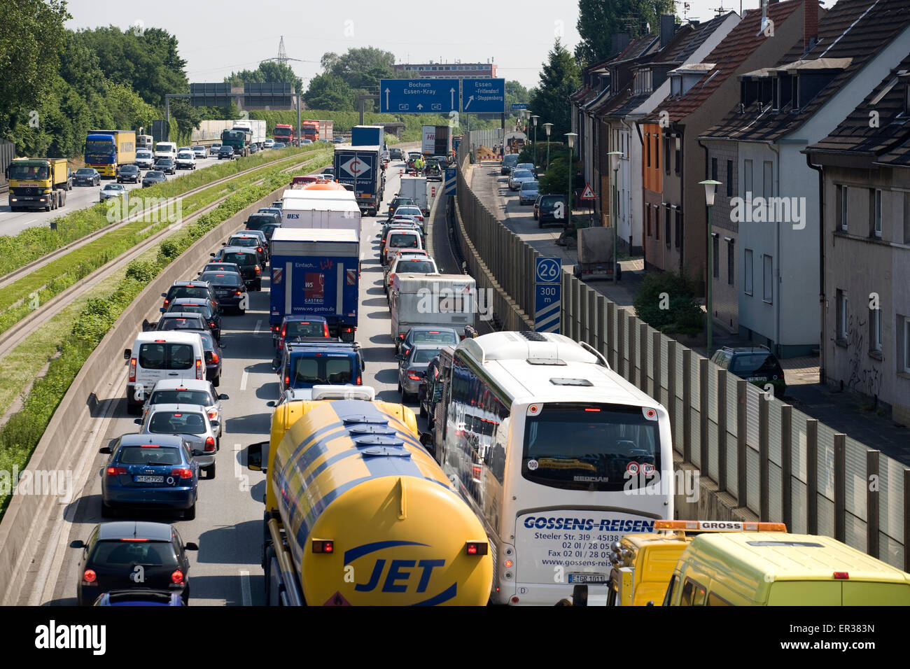 L'Europa, in Germania, in Renania settentrionale-Vestfalia, la zona della Ruhr, Essen, ingorghi di traffico in autostrada A 40 in Essen-Frillendorf e case a t Foto Stock