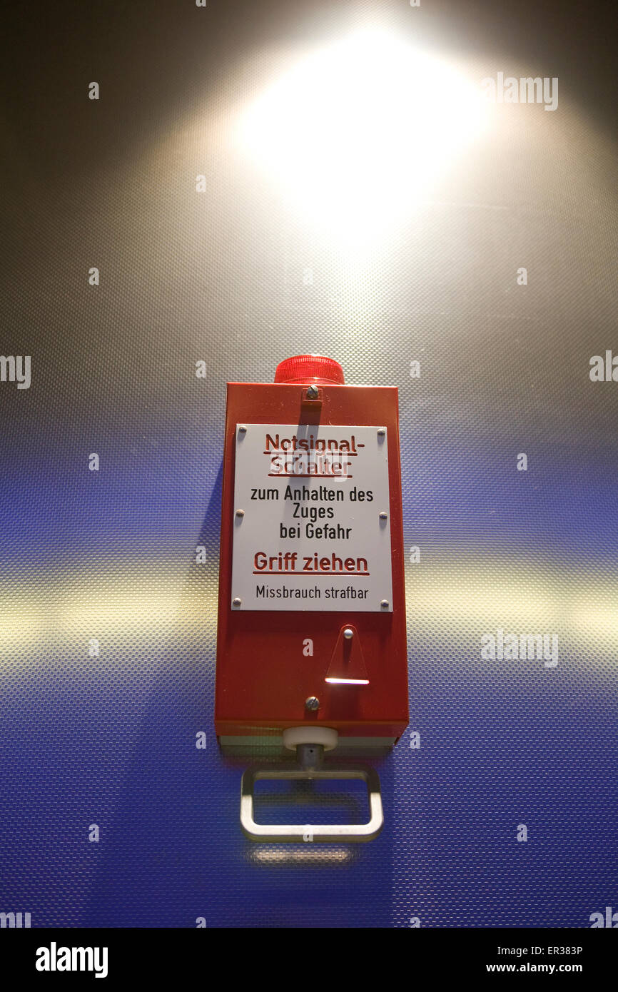 L'Europa, la Germania, la zona della Ruhr, Bochum, stazione metropolitana Bochumer Verein Jahrhunderthalle, interruttore di emergenza per arrestare il treno in caso Foto Stock