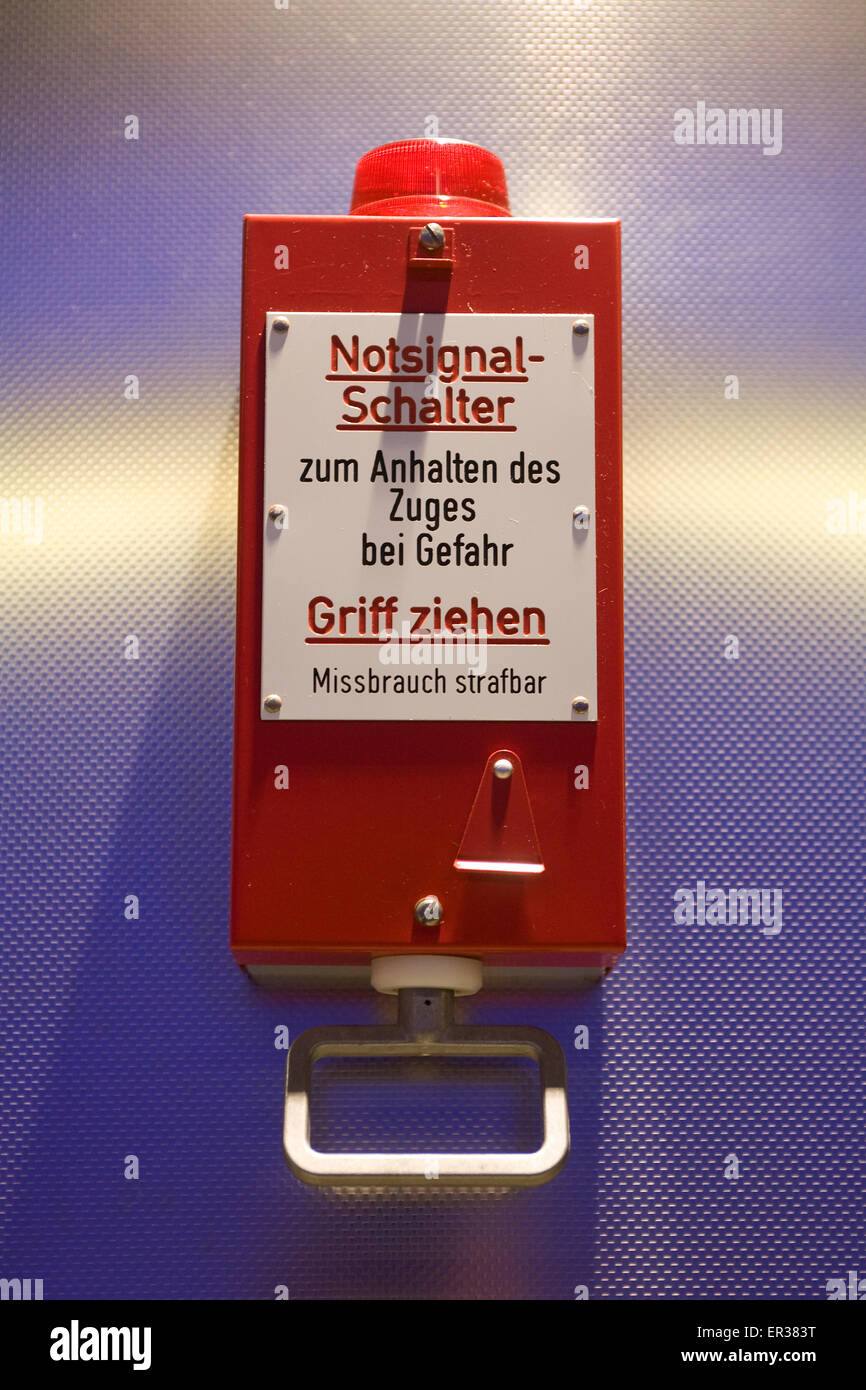 L'Europa, la Germania, la zona della Ruhr, Bochum, stazione metropolitana Bochumer Verein Jahrhunderthalle, interruttore di emergenza per arrestare il treno in caso Foto Stock