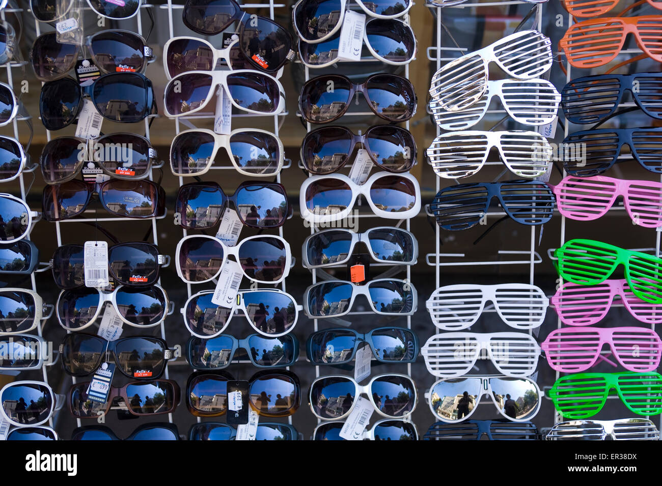 L'Europa, in Germania, in Renania settentrionale-Vestfalia, la zona della Ruhr, Essen, vendita di occhiali da sole. Europa, Deutschland, Renania settentrionale-Vestfalia, Ruhrge Foto Stock
