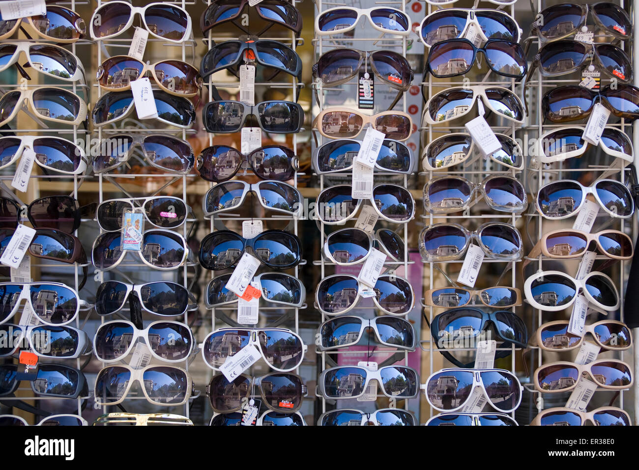 L'Europa, in Germania, in Renania settentrionale-Vestfalia, la zona della Ruhr, Essen, vendita di occhiali da sole. Europa, Deutschland, Renania settentrionale-Vestfalia, Ruhrge Foto Stock
