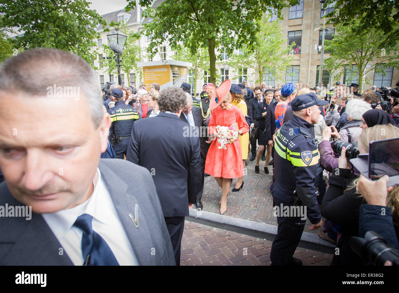 DEN HAAG - Tweede Kamervoorzitter Anouchka van Miltenburg (VVD) krijgt van ministro van Financien Dijsselbloem (PvdA) het Financ Foto Stock