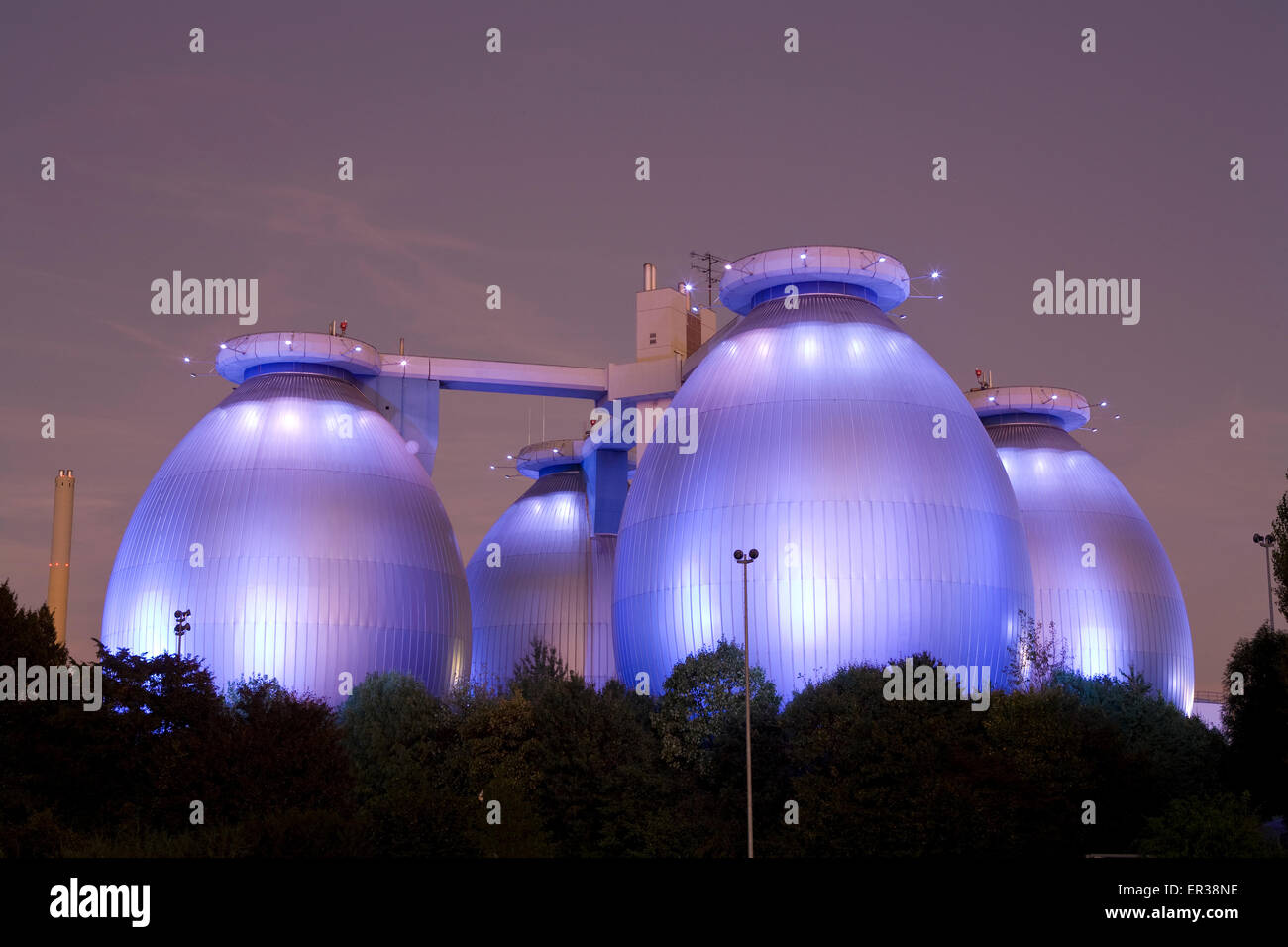 L'Europa, in Germania, in Renania settentrionale-Vestfalia, la zona della Ruhr, Bottrop, torri di digestione del chiarimento impianto presso il fiume Emscher Foto Stock