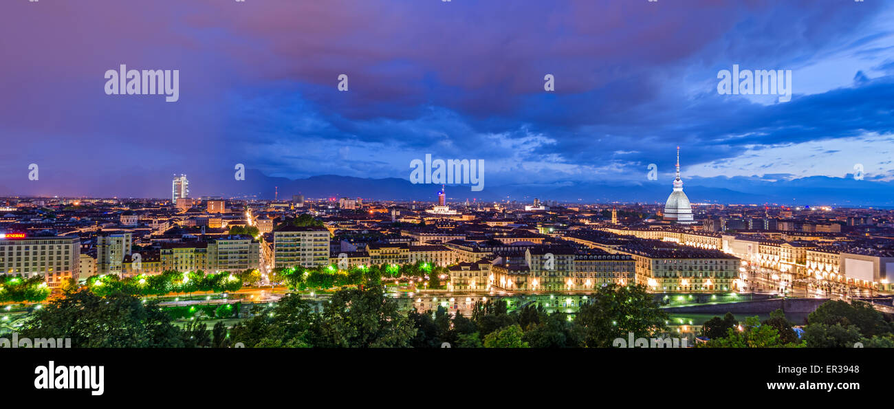 Torino (Torino), HD panorama al crepuscolo (2 x 16Mpx) Foto Stock