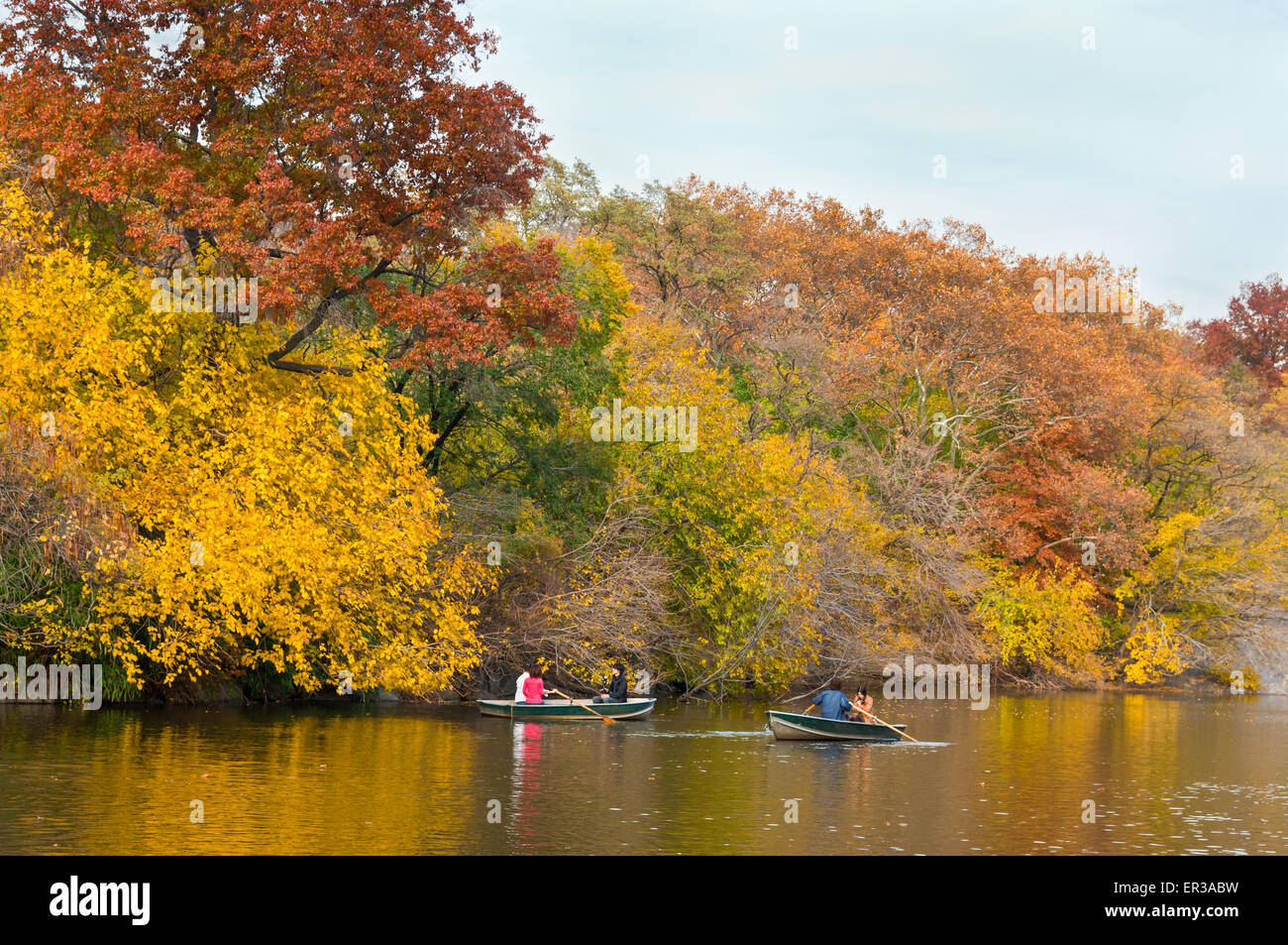 Persone affittando una barca a remi e godersi la splendida giornata autunnale di Central Park a New York City. Foto Stock