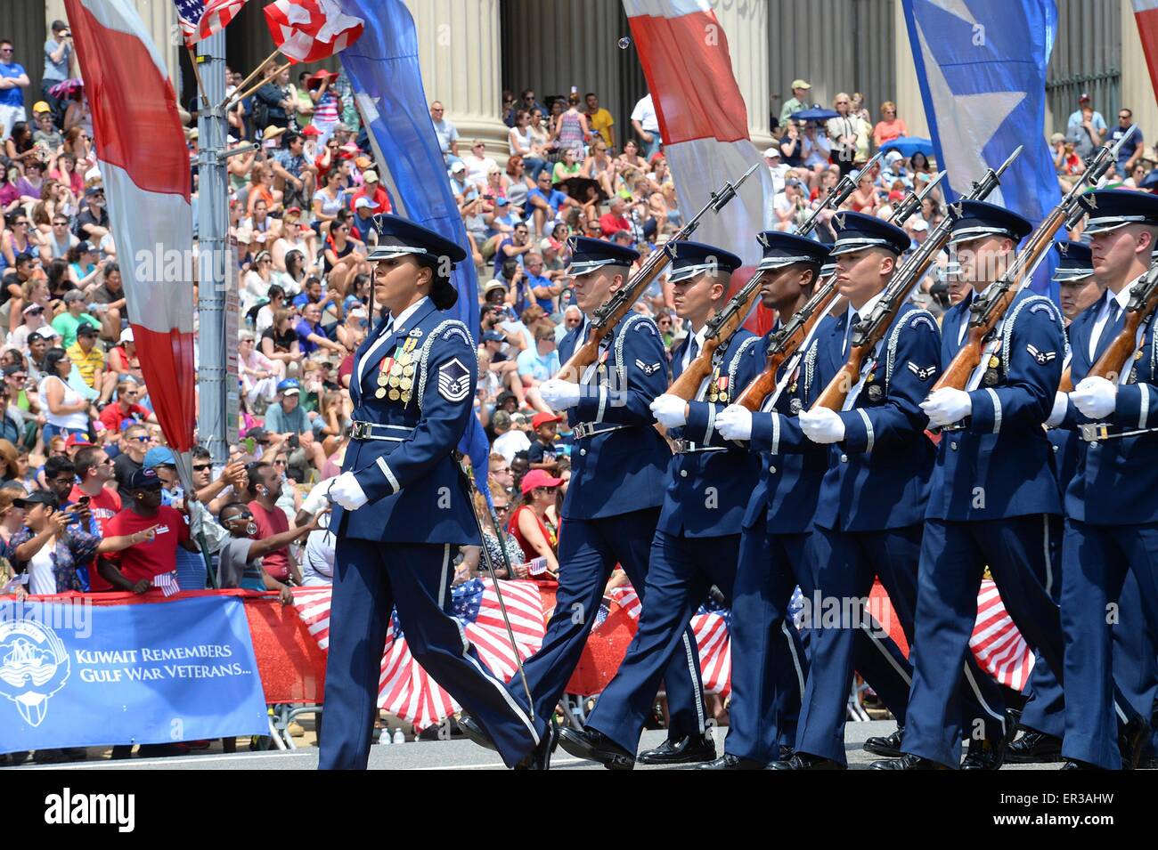 Gli Stati Uniti Air Force Guardia d'onore marche durante il National Memorial Day Parade di Washington, 25 maggio 2015. Il National Memorial Day parata è stata lanciata per la prima volta nel 2005 dall'American Veterans Center di Washington, e questo anno Air Force capo del personale gen. Mark A. Welsh III è servito come il grand marshal. Welsh onorato anche American veterani partecipando a una ghirlanda di cerimonia di posa in Al Cimitero Nazionale di Arlington. Foto Stock