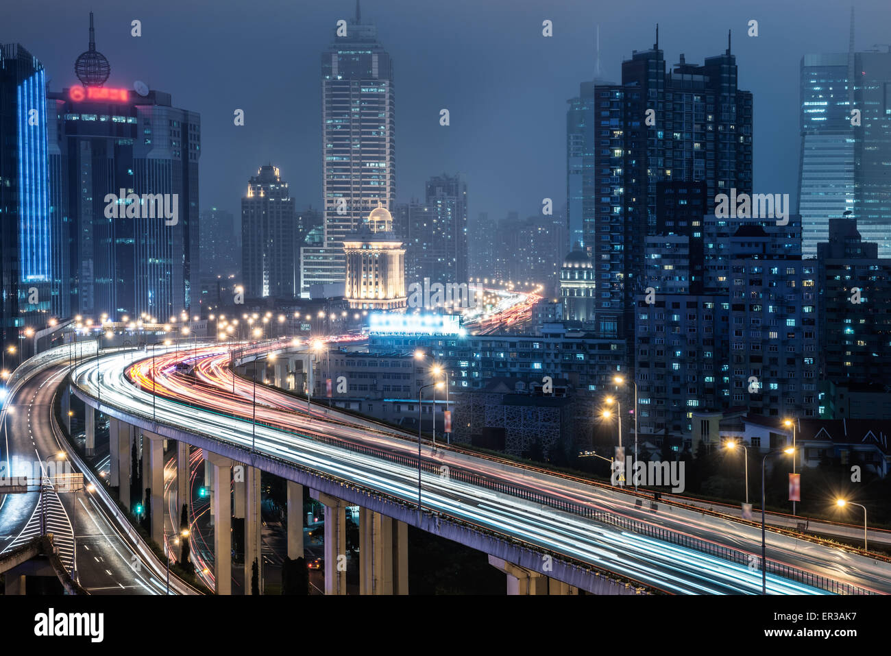 Vista aerea del viadotto di Shanghai notte, gravi problemi di congestione del traffico Foto Stock