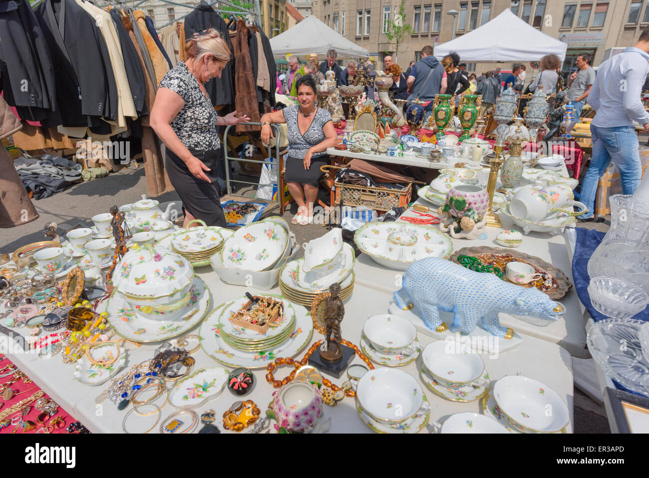 Mercato di Vienna, la vista di una bancarella vendendo di seconda mano stoviglie in il Naschmarkt di Vienna, Vienna, Austria. Foto Stock