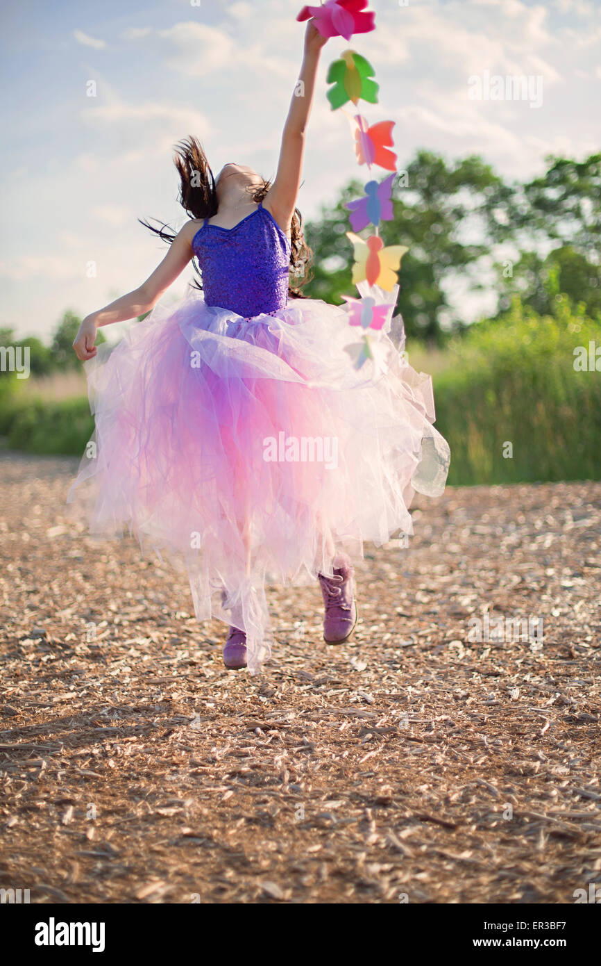 La ragazza di un rosa tutu il salto in aria Foto Stock