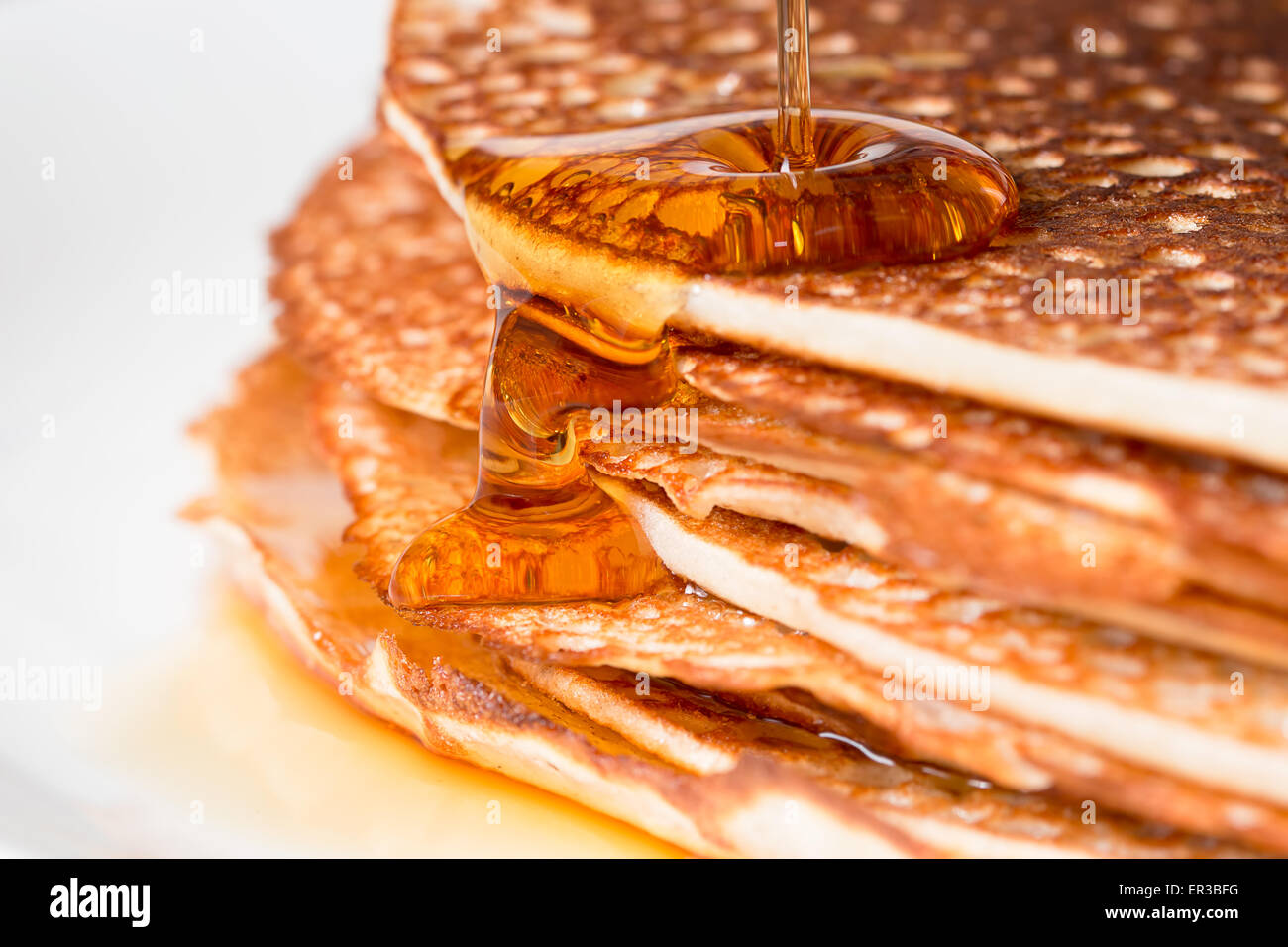 Pila di pancake con sciroppo d'acero Foto Stock