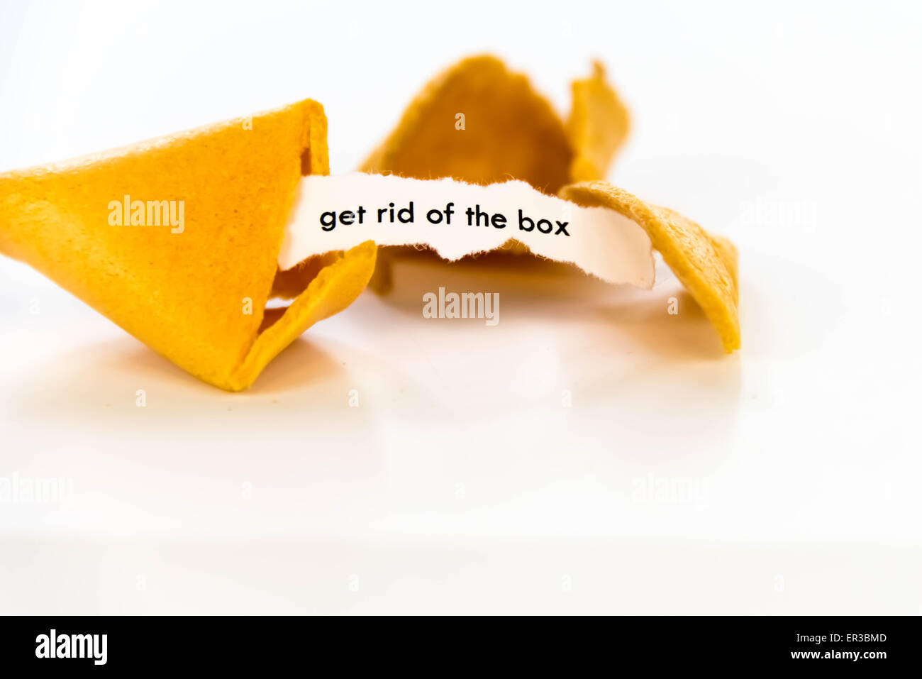 Aprire Fortune cookie con striscia di carta bianca - SBARAZZARSI DELLA SCATOLA Foto Stock