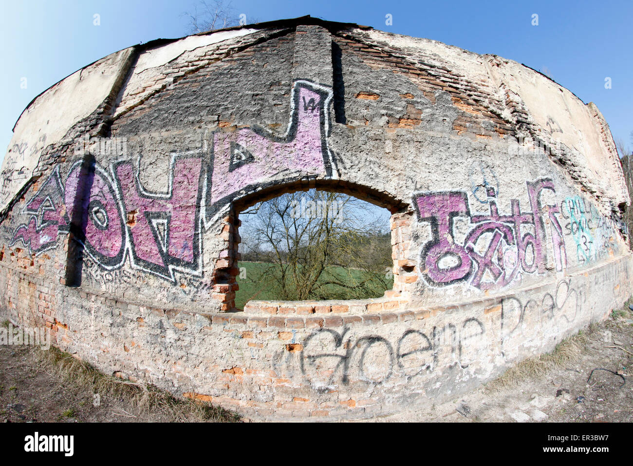 Le rovine della vecchia fabbrica - fish eye vista lente Foto Stock