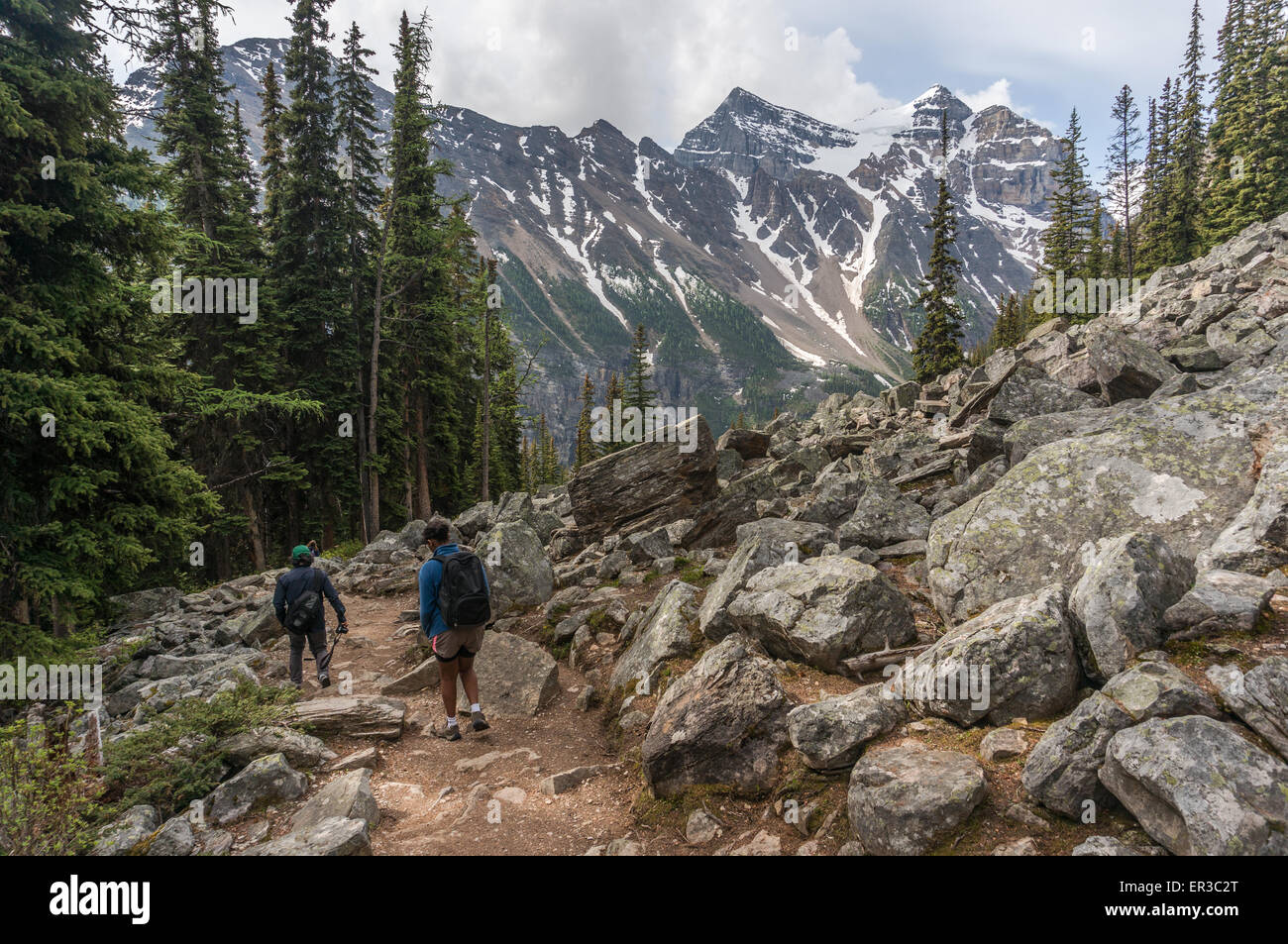 Due persone escursionismo, il Parco Nazionale di Banff, Alberta, Canada Foto Stock