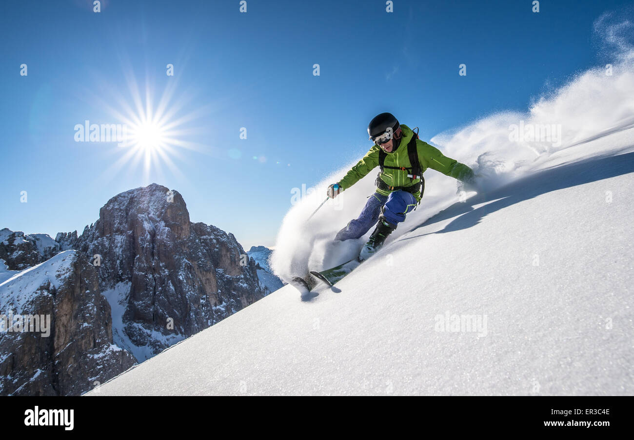 L uomo lo sci fuori pista, Dolomiti, Italia Foto Stock