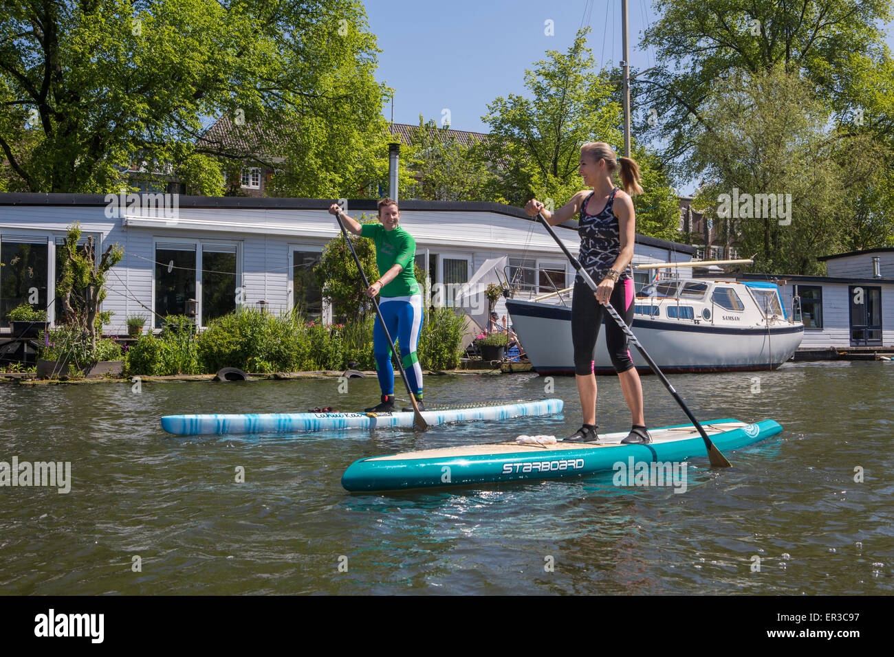 SUP (Stand Up Paddling) nei canali di Amsterdam Foto Stock