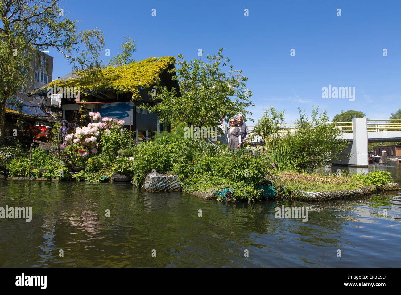 Vivere in una casa fatta raft sui canali di Amsterdam giardino, giardinaggio, fiori, il verde della vegetazione, ricreazione Foto Stock