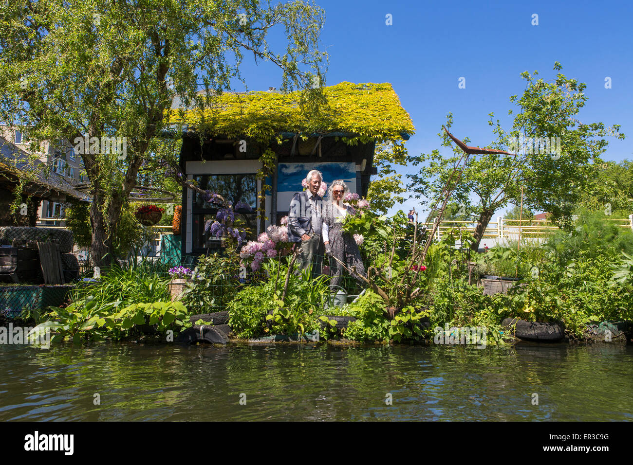 Vivere in una casa fatta raft sui canali di Amsterdam giardino, giardinaggio, fiori, il verde della vegetazione, ricreazione Foto Stock